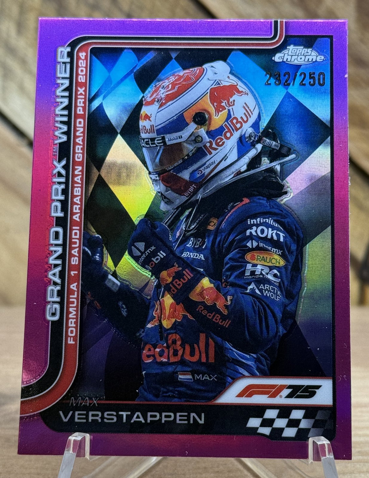 Max Verstappen – Red Bull · 2025 Topps Chrome F1 #94 Grand Prix Winner (Saudi Arabian GP 2024) Pink Refractor /250
